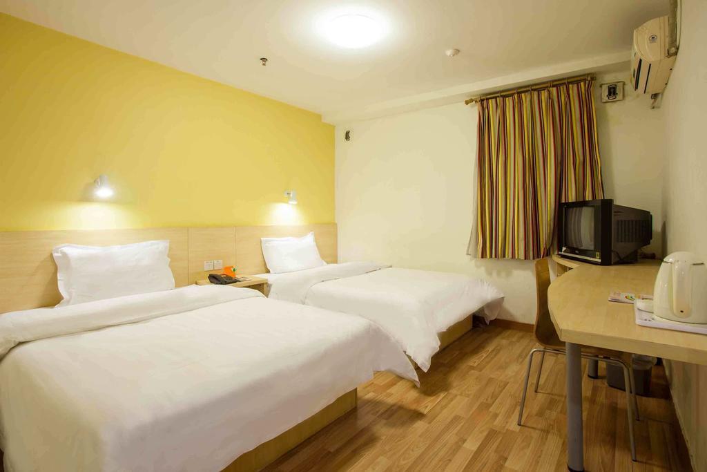7Days Inn Yueyang East Maoling Pedestrain Street Room photo