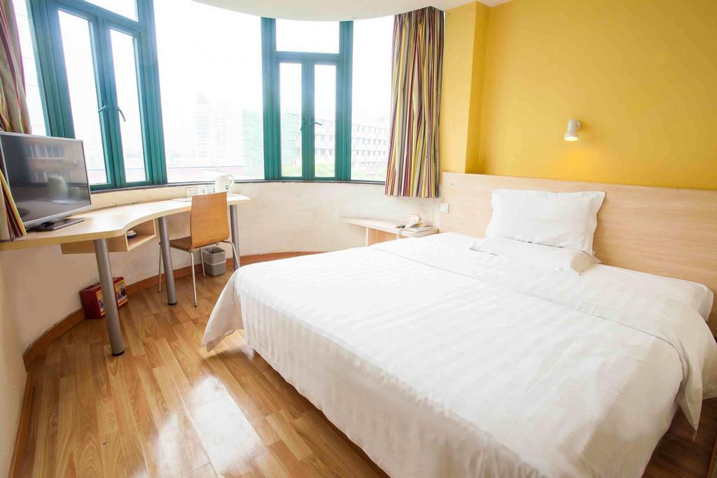 7Days Inn Yueyang East Maoling Pedestrain Street Room photo